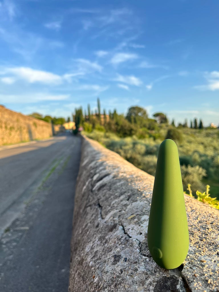 VIBE - Elegant and Discreet External Vibrator