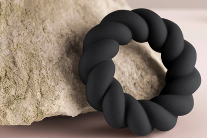 cock ring anello fallico nero twist di rocks off vista ravvicinata sembra un tarallo o una liquirizia morbido soffice in silicone 