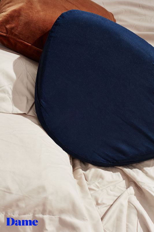 Cuscino per il sesso, sex pillow, dame pillo blu , appoggiato sul letto