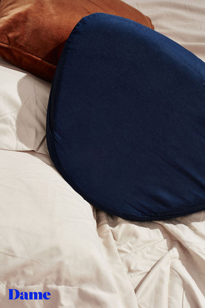 Cuscino per il sesso, sex pillow, dame pillo blu , appoggiato sul letto