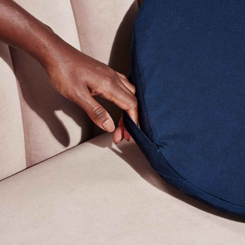 Cuscino per il sesso, sex pillow, dame pillo blu con mano che lo prende 