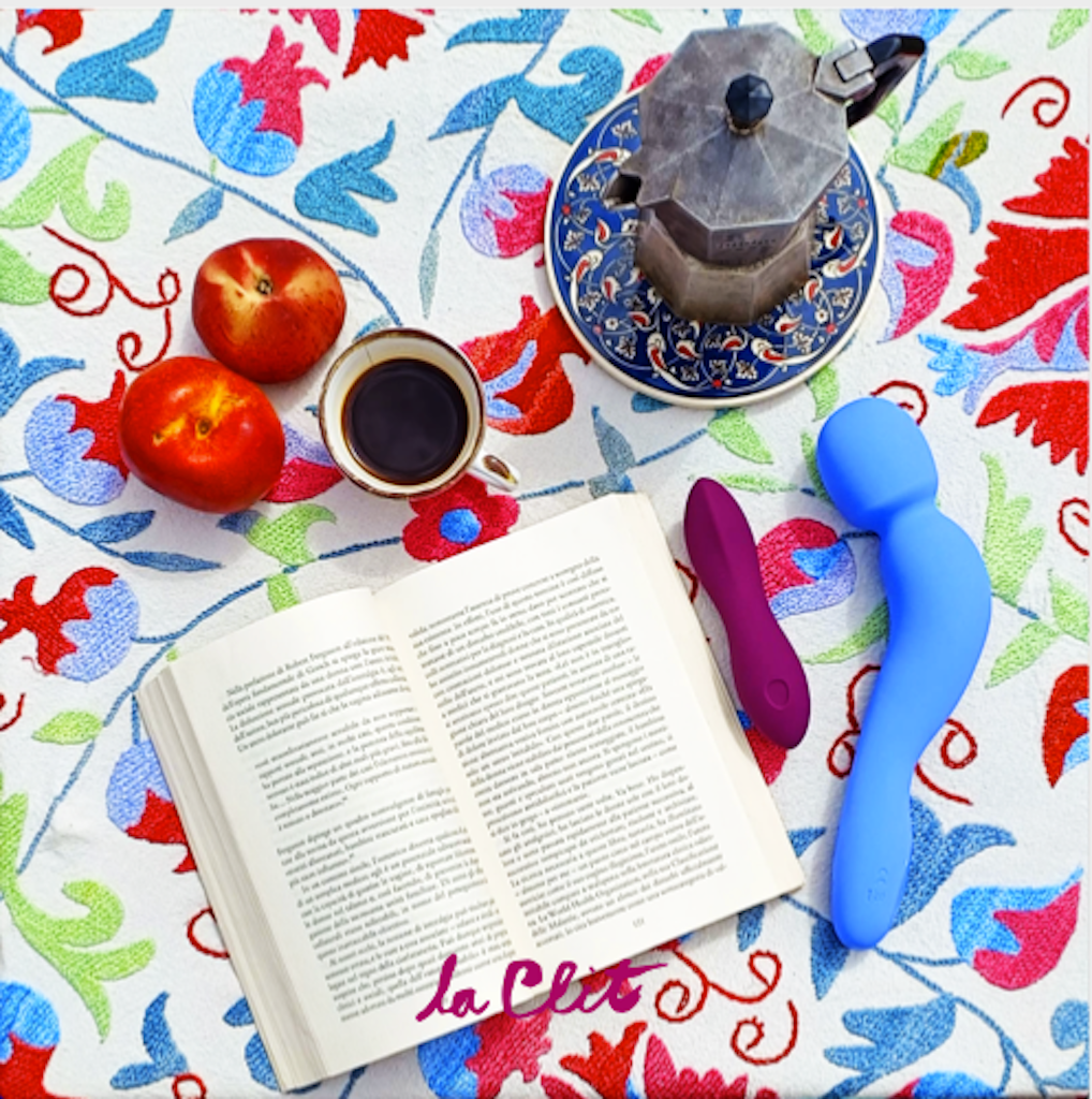 dip 2.0 di Dame, insieme a come su un tavolo con un librocaffè e frutta 