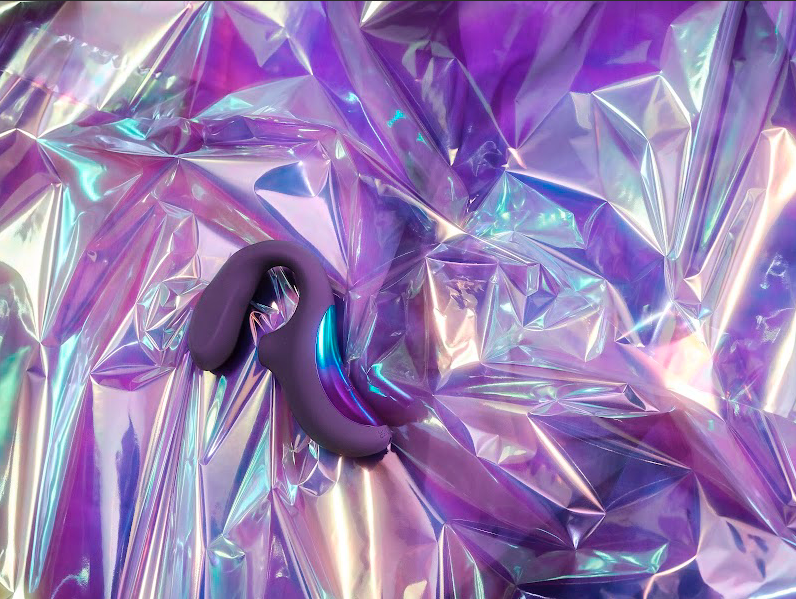 enigma wave di lelo appoggiato su sfondo viola