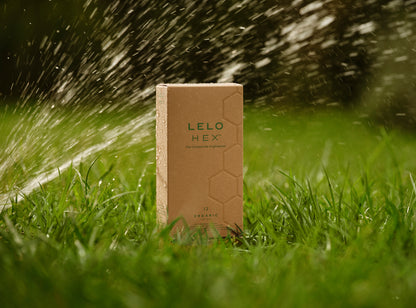 preservativi profilattici condom lelo hex organic packaging 12 beige su prato con irigazione