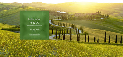 preservativi profilattici condom lelo hex organic confezionato verde su paesaggio toscano