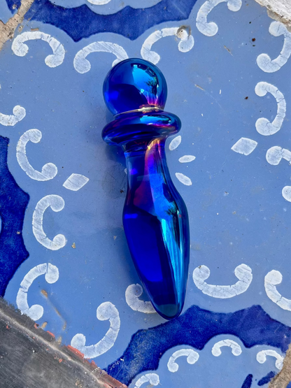 Plug anale in vetro borosilicato blu viola con pallina superiore e collo rastremato, del marchio Biird (modello Anii), fotografato su piastrella decorativa azzurra

Blue violet borosilicate glass anal plug with round top ball and tapered neck, by Biird (Anii model), photographed on a decorative blue tile