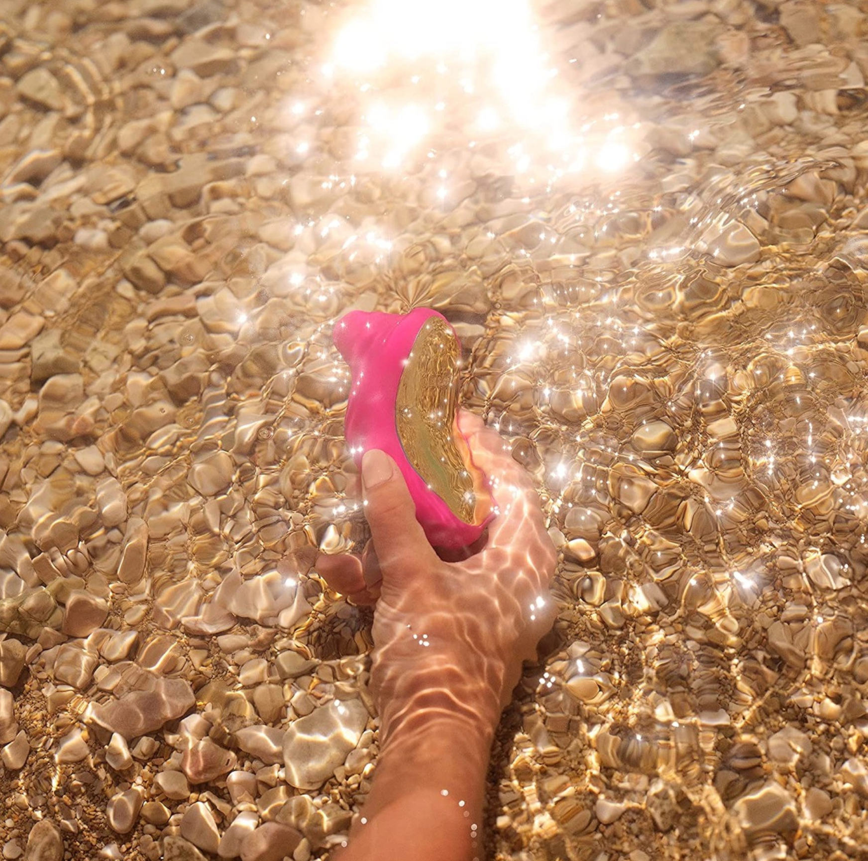 sona di lelo colore cerise rosa tenuto in mano sott'acqua succhiaclitoride