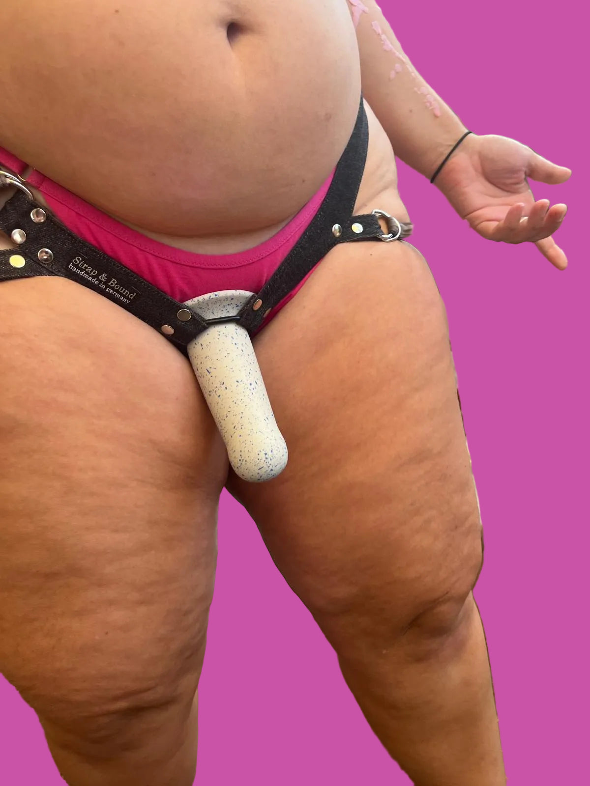Strap & Bound  la CLIT dildo indossato indossare taglie grandi