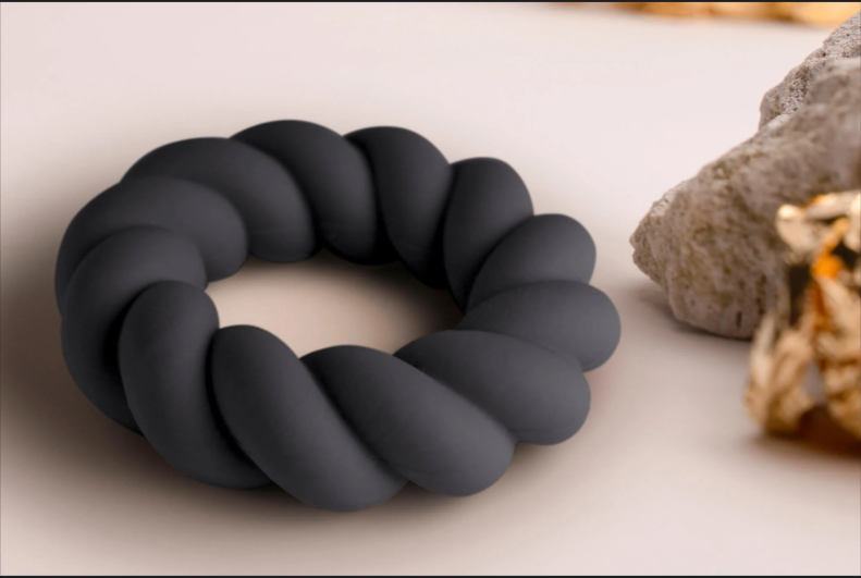 anello fallico cock ring twist rocks off visto da vicino sembra un tarallo o una liquirizia soffice morbido in silicone liquido