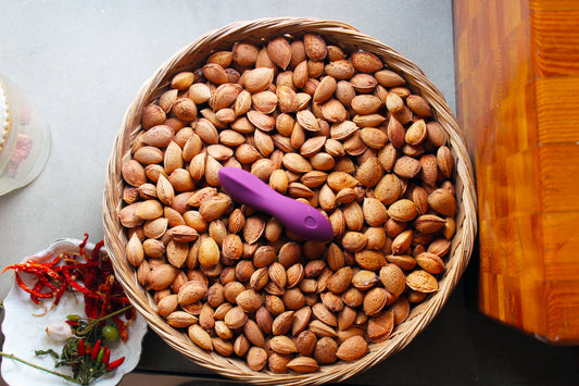 Dip di Dame, vibratore viola piccolo appoggiato su mandorle 