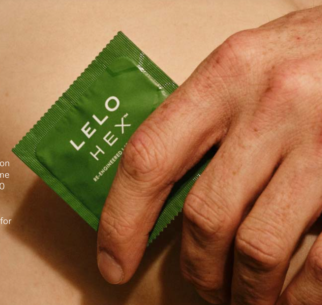 lelo hex organic in mano preservativi profilattici condom bustina verde