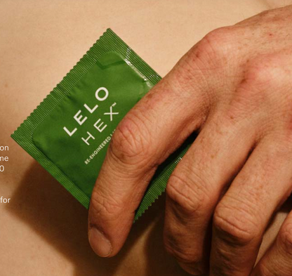 lelo hex organic in mano preservativi profilattici condom bustina verde