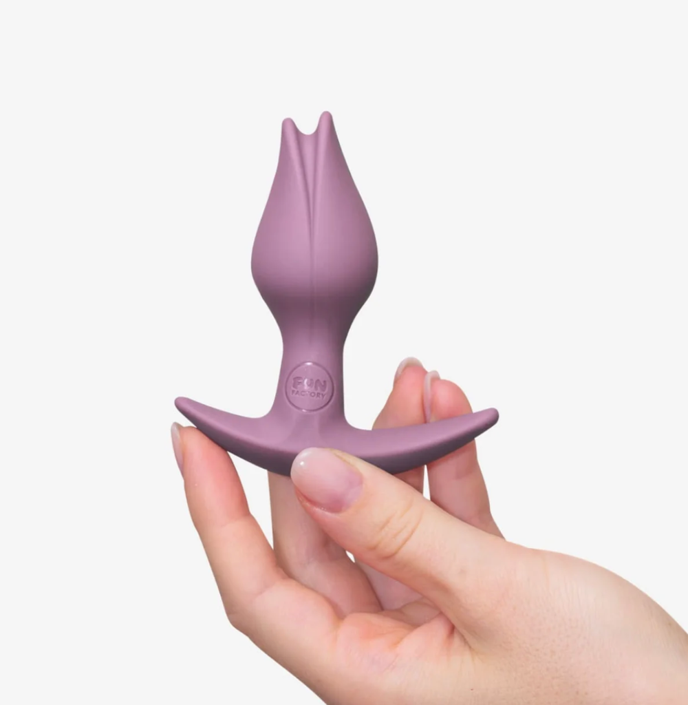 Plug anale per chi ha la clitoride per donne a forma di tulipano è rosa made in germany doppia penetrazione tenuto in mano