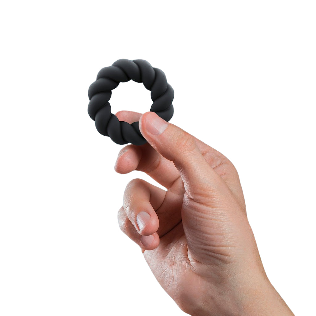 anello fallico cock ring nero, tenuto in mano, rocks off twist 